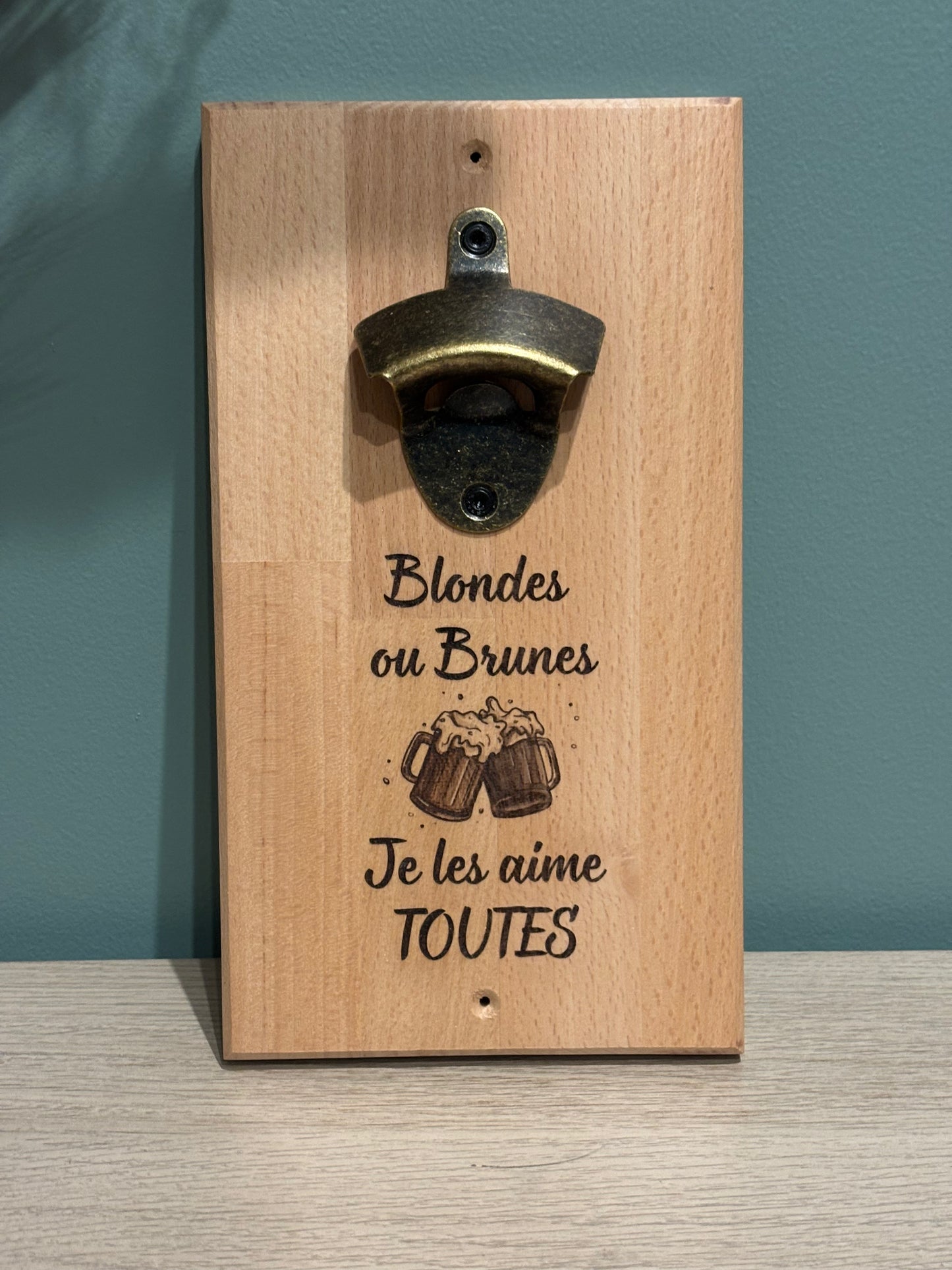 Décapsuleur mural "Blondes ou brunes, je les aime toutes"