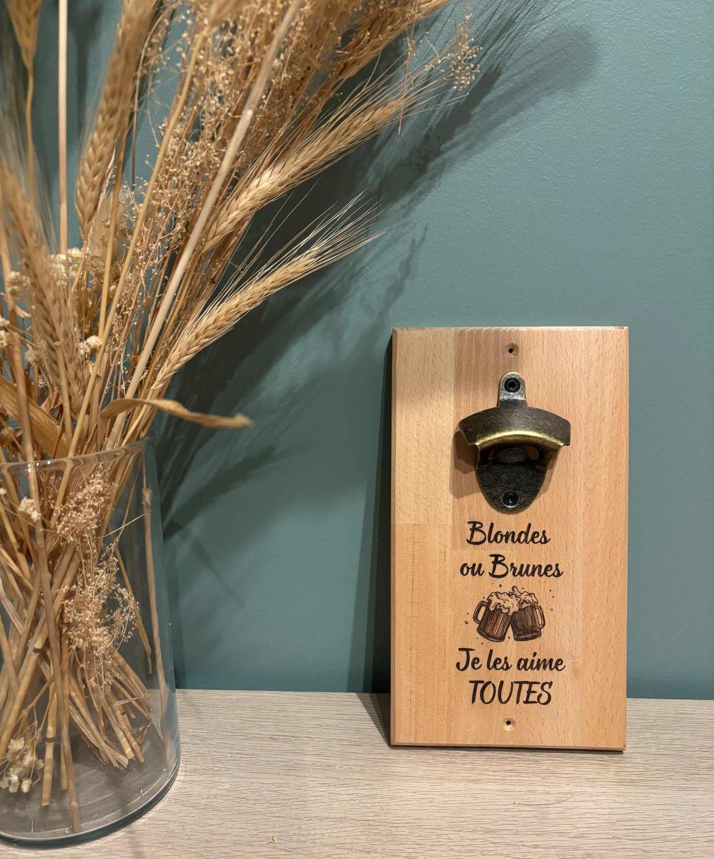Décapsuleur mural "Blondes ou brunes, je les aime toutes"